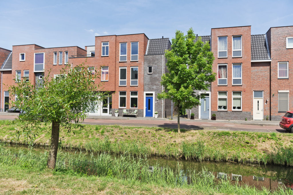 aangezicht woonwijk nieuw oosteinde aalsmeer met sloot