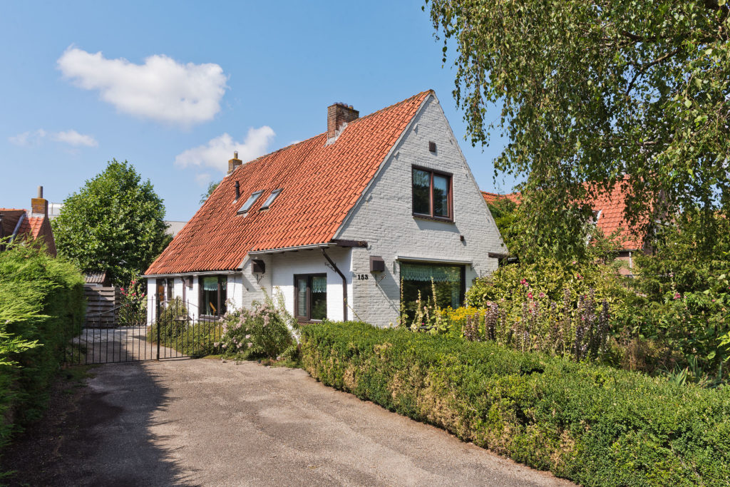 vrijstaand woonhuis aalsmeer groene heg blauwe lucht