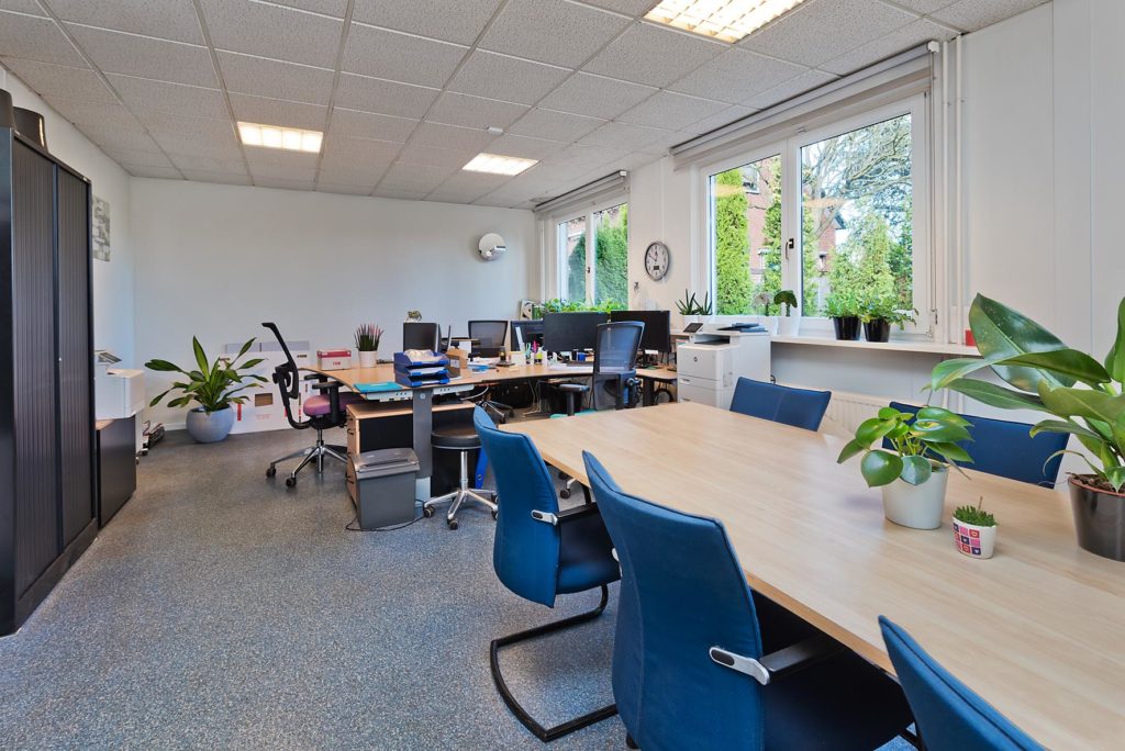 interieur kantoor systeem bureaus planten