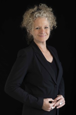 foto karin eveleens 2021 staand donkere achtergrond verkleind