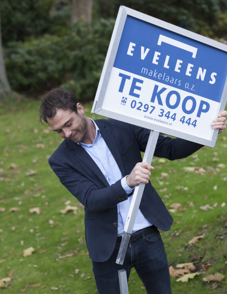 foto simon de jong met te koop bord in tuin