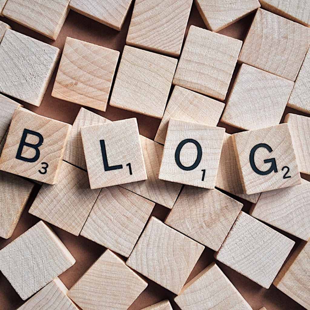 scrabblestenen met het woord blog