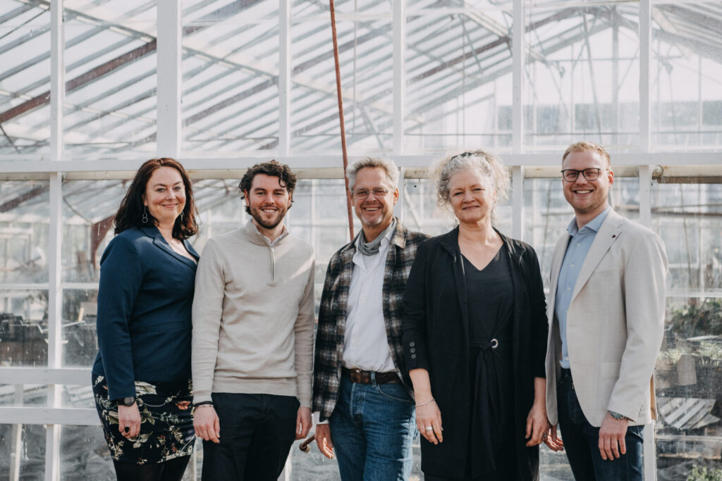 teamfoto eveleens makelaars staand in kas 2025
