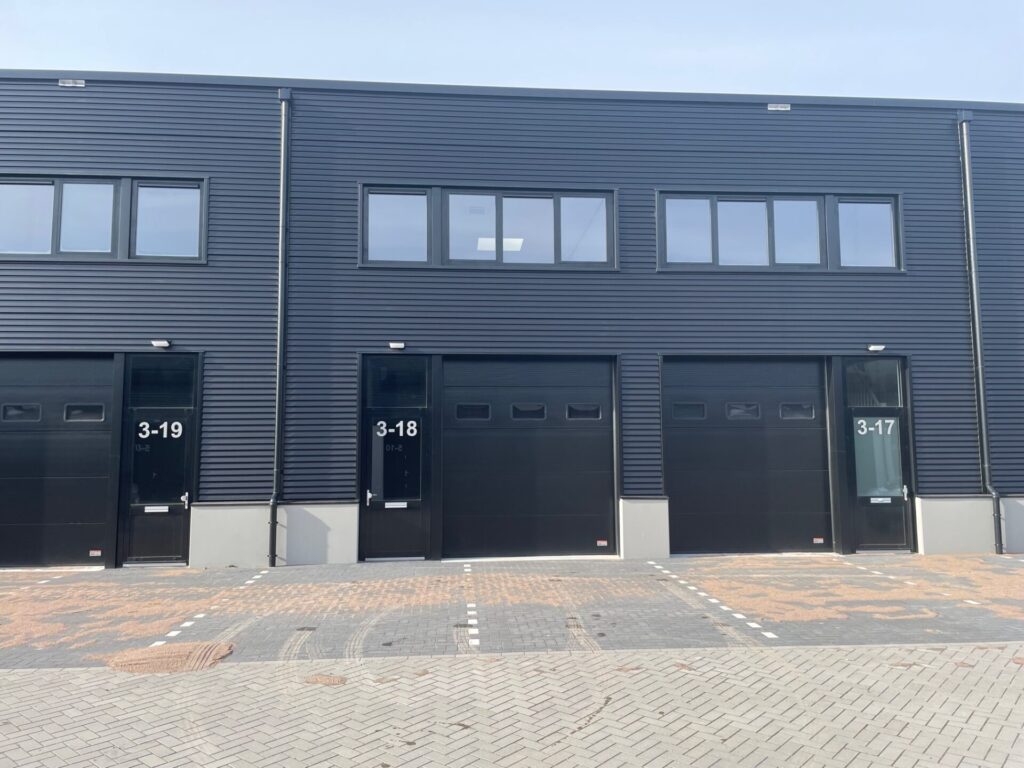 voorzijde bedrijfspand bedrijventerrein aalsmeer modern